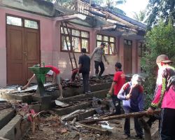 Kompak, Polisi Bersama Warga Bersihkan Puing Atap Sekolah yang Ambruk