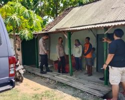 Polisi Peduli, Polres Bojonegoro Berikan Bantuan Pengobatan Bocah Cacat Sejak Lahir