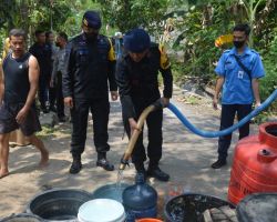 Brimob Polda Jatim Berikan Bantuan Air Bersih di Tiga Kabupaten/ Kota di Jatim
