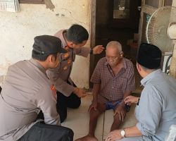 Disaksikan Kepala Desa Masaran, Polisi di Sampang ini Berikan Alat Bantu Dengar untuk Warganya