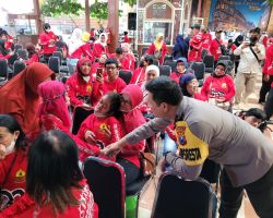 Ajak Ratusan Penyandang Disabilitas Naik Kereta Api,Polwan Polresta Malang Kota Ziarah ke Makam Bung Karno