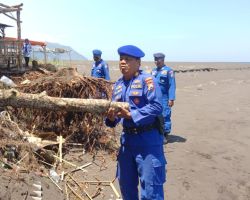 Tanggap Bencana, Satpolairud Polres Jember Lakukan Mitigasi Banjir Rob