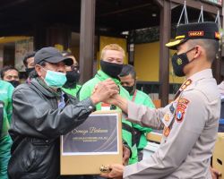 Pasca Kenaikan BBM, Polres Batu Berikan Bantuan Paket Sembako ke Puluhan Ojol