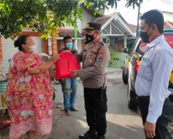 Polisi di Banyuwangi Berbagi Sembako untuk Warga Pasca Penyesuaian Harga BBM
