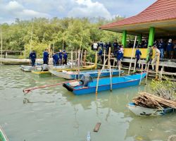 Peduli Lingkungan, Polisi di Gresik Tanam Mangrove di Hari Perhubungan Nasional