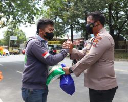 Polisi di Mojokerto Berbagi Sembako untuk Tukang Ojek Pasca Penyesuaian Harga BBM