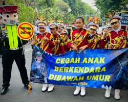 Bidhumas Polda Jatim dan Satlantas Polrestabes Roadshow Kamseltibcar Lantas di Area Car Free Day Taman Bungkul