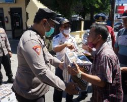 Satker Polda Jatim Berikan Bansos Kepada Masyarakat Terdampak Kenaikan BBM