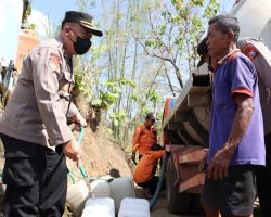 Polres Ponorogo Berikan Bantuan Air Bersih Untuk Masyarakat Terdampak Kekeringan