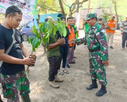 Aksi Peduli Lingkungan Polres Tulungagung Tanam Pohon dan Bersihkan Pantai bersama Persota