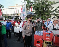 Unjuk Rasa Berjalan Aman, Kapolrestabes Surabaya Borong Dagangan PKL untuk Masa Aksi