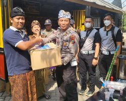 Polantas Polda Jatim Bersihkan Tempat Ibadah dan Berikan Bansos pada Masyarakat