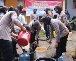 Polwan Polres Lumajang Bantu Warga Terdampak Krisis Air