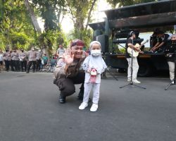 Meriahkan Car Free Day, Mobil Anggrek Semeru Ditbinmas Polda Jatim Lakukan Sosialisasi Layanan Kepolisian