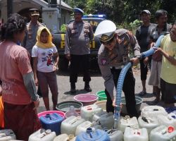 Polres Pasuruan Suplai Air Bersih Untuk Warga Terdampak Kekeringan