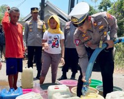 Satlantas Polres Pasuruan Peduli Masyarakat Kekurangan Air Bersih