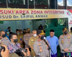 Jenguk Korban Tragedi Stadion Kanjuruhan di RS Saiful Anwar, Kapolda Jatim Ucapkan Permohonan Maaf Atas Tragedi Kanjuruhan