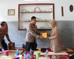 Polres Probolinggo Berikan Santunan dari Kapolri dan Kapolda Jatim Untuk Tiga Keluarga Korban Tragedi Kanjuruhan