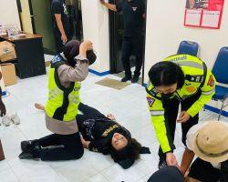 Detik-Detik Influencer Diselamatkan Polwan di Stadion Kanjuruhan