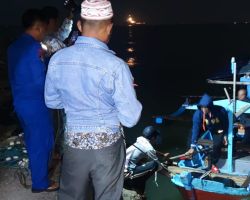 Ditpolairud Polda Jatim Berhasil Selamatkan Kapal Pemancing yang Terombang &ndash; ambing di Perairan Gresik