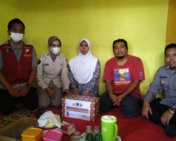 Biddokkes Polda Jatim Berikan Santunan Kepada Keluarga Korban Tragedi Kanjuruhan di Malang