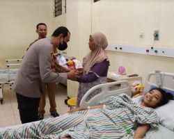Hari Pertama Bertugas, Kapolres Malang Kunjungi Korban Tragedi Kanjuruhan Beri Santunan dan Bantuan Pengobatan