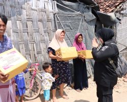 Tanggap Bencana, Polres Sumenep Berikan Bansos Untuk Korban Angin Puting Beliung
