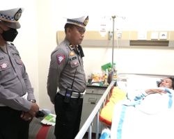 Ops Zebra Semeru 2022, Polisi di Gresik Beri Bantuan Untuk Korban Kecelakaan