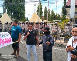 Warga Situbondo Berdemonstrasi Di Depan Polres Situbondo, Dugaan 372,378