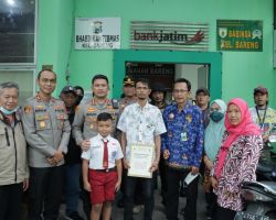 Polresta Malang Kota Berikan Beasiswa Kepada Anak Korban Insiden Stadion Kanjuruhan