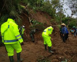 Tanggap Bencana, Polres Ponorogo Bersama TNI dan Warga Bersihkan Material Tanah Longsor