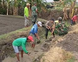 Minimalisir Terjadi Banjir Polisi di Lamongan Bersama Warga Bersihkan Saluran Irigasi