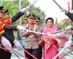 Suasana Haru Saat Tradisi Pedang Pora Mengiringi Pelepasan Irjen Pol Nico Afinta