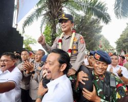 Bentuk Kebanggan Dari Anggota, Irjen Pol Nico Afinta Dipanggul Keluar Mapolda Jatim Saat Prosesi Pelepasan