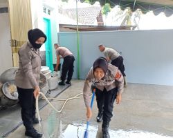 Polwan Polres Blitar Bantu Dapur Lapangan dan Beri Trauma Healing Korban Banjir