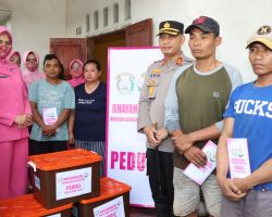 Polres Tulungagung Salurkan Bansos `Bhayangkari Peduli` untuk Korban Tanah Longsor di Sendang
