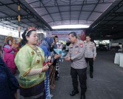 Sambut HUT Rs. Bhayangkara Polda Jatim, Petugas Pelayanan Gunakan Baju Adat