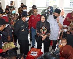 Polres Tulungagung Dampingi Mensos RI Berikan Santunan Keluarga Korban Tanah Longsor 