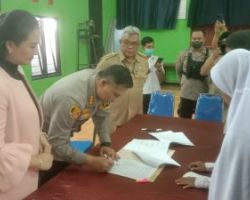 Kapolda Jatim Berikan Beasiswa untuk Kedua Anak Alm Andi Setiawan Aremania 