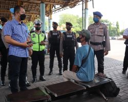 Pamor Keris Polres Gresik Berbagi Masker di Terminal, Himbau Masyarakat Tetap Disiplin Prokes