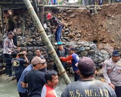 Gotong &ndash; royong Polres Trenggalek Bersama TNI dan Warga Bangun Tanggul Sungai Antisipasi Banjir Susulan