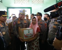 Kunjungi Lokasi Banjir di Banyuwangi, Kapolda Jatim Berikan Bantuan Sembako