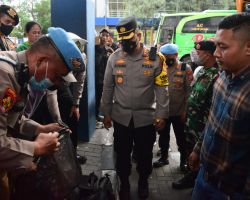 Kapolresta Sidoarjo Cek Barang Bawaan Penumpang Bus Tujuan Bali