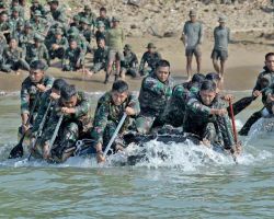 PRAJURIT BATALYON ARHANUD 2 MARINIR LATIH KETANGKASAN HINDARI BAHAYA UDARA