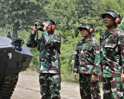 DANPASMAR 2 TINJAU LATIHAN MENEMBAK PKT PRAJURIT YONARHANUD 2 MARINIR DI MALANG