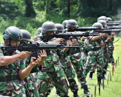 PRAJURIT YONARHANUD 2 MARINIR LAKSANAKAN LATIHAN MENEMBAK SENJATA RINGAN