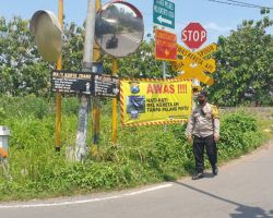 Polresta Mojokerto Pasang Baner Himbauan, Minimalisir Laka Perlintasan KA Tanpa Palang Pintu