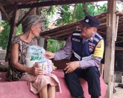 Peduli Warga Lansia Tidak Mampu, Bhabinkamtibmas Desa Tianyar Barat Salurkan Bantuan Sembako