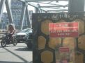 Peduli Keluh Kesah Masyarakat Polisi Pasang Box Curhat dan Motivasi di Jembatan Suhat Kota Malang