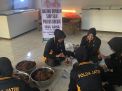 Puluhan Polwan Polres Gresik Masak Daging Kurban Siap Saji Dibagikan ke Ponpes